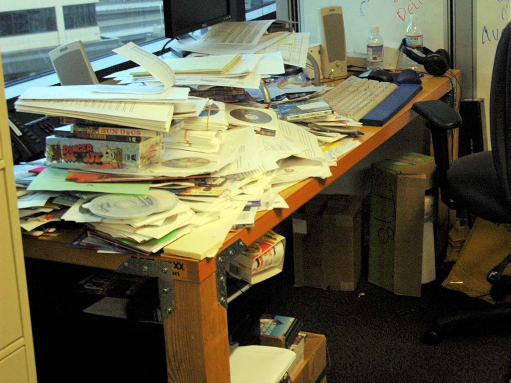 5 WAYS TO DECLUTTER YOUR OFFICE SPACE